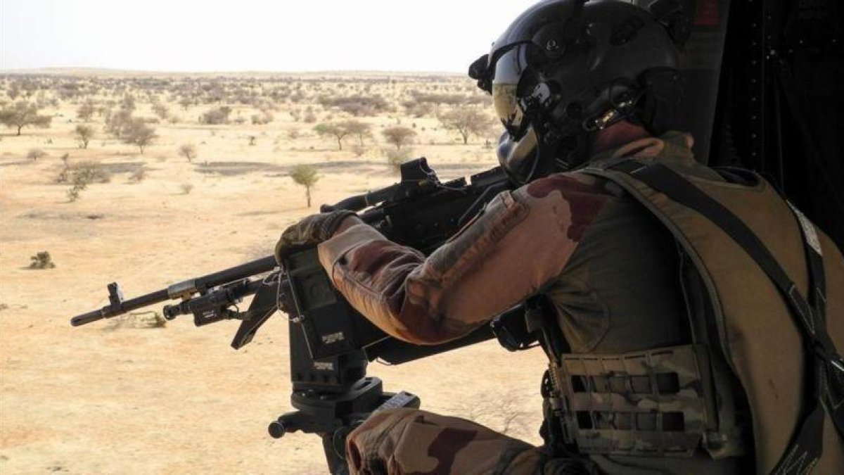 Un soldado francés en un helicóptero en la región del Sahel.-EL PERIÓDICO