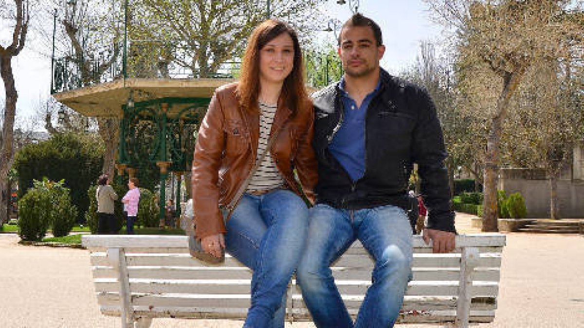 Los jurados de la cuadrilla de San Juan de 2013, Víctor Modrego y Carmen Martínez, en el Árbol de la Música. / ÁLVARO MARTÍNEZ-