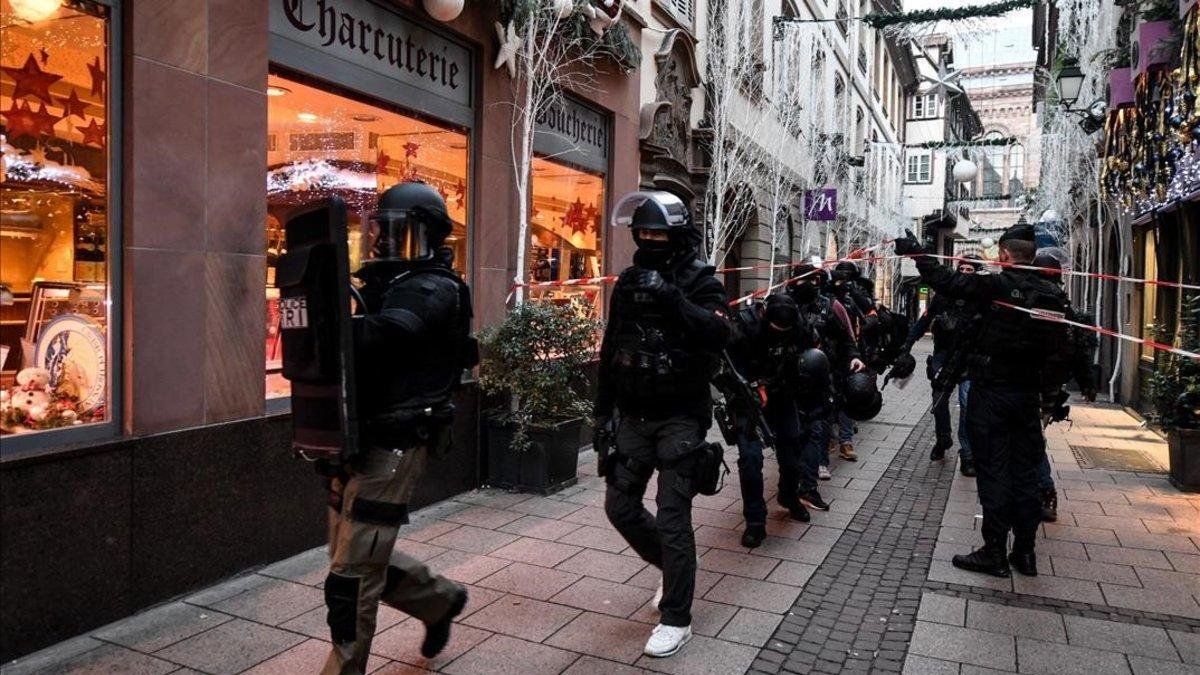 La policía francesa busca al sospechoso del atentado en el mercadillo de Navidad de Estrasburgo.-PATRICK SEEGER (EFE)