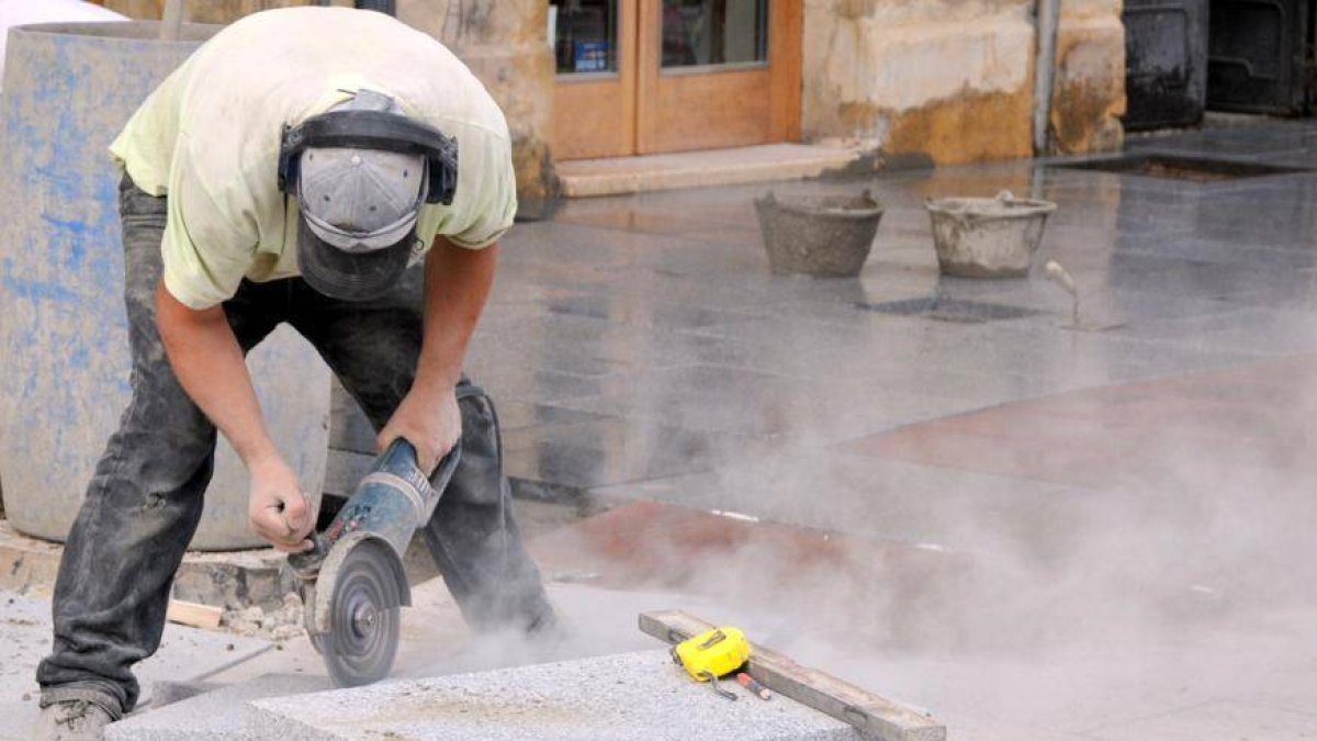 Un empleado realiza trabajos de pavimentación, en una imagen de archivo.-ÁLVARO MARTÍNEZ