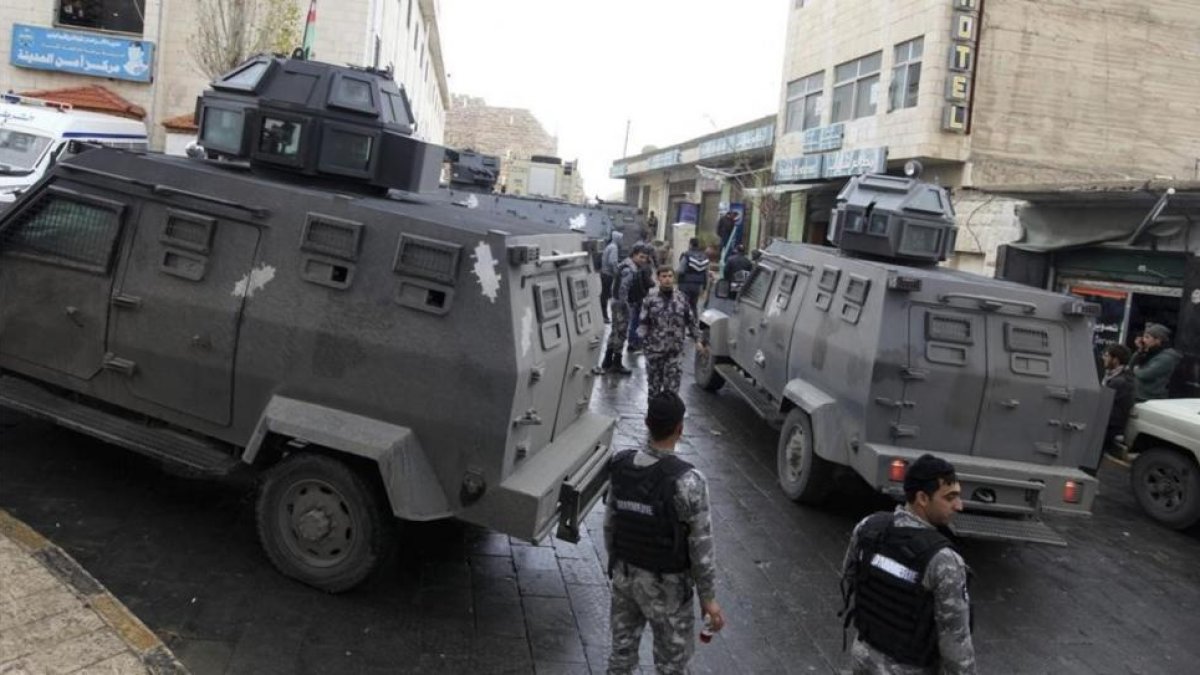 Despliegue policial en la ciudadela de Karak después de los ataques armados del domingo.-EFE / JAMAL NASRALLAH