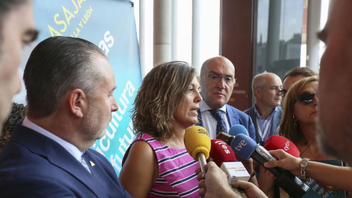 La consejera de Agricultura y Ganadería, Milagros Marcos, atiende a los medios en el IX Congreso de Asaja Castilla y León-ICAL
