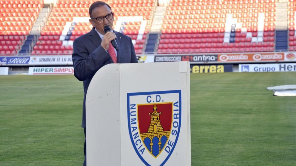 El presidente del C.D. Numancia, Francisco Rubio, durante la presentación del equipo en Los Pajaritos.-VALENTÍN GUISANDE
