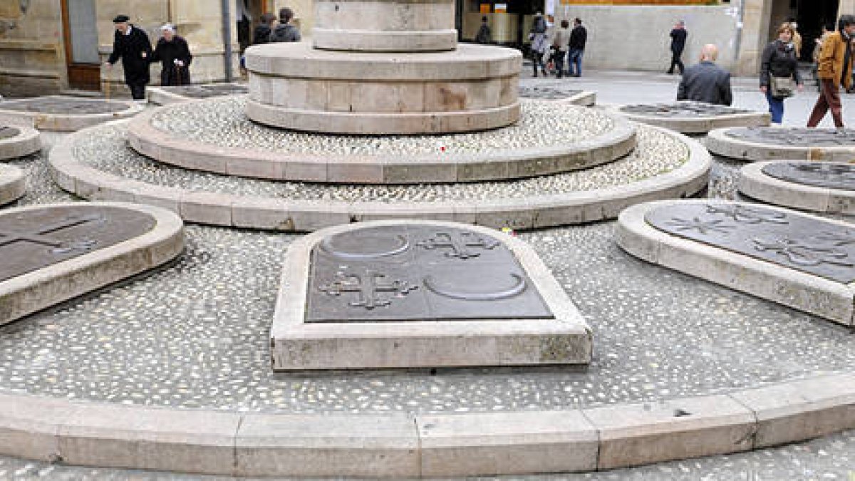 Imagen del monumento de los DoceLinajes. / VALENTÍN GUISANDE-