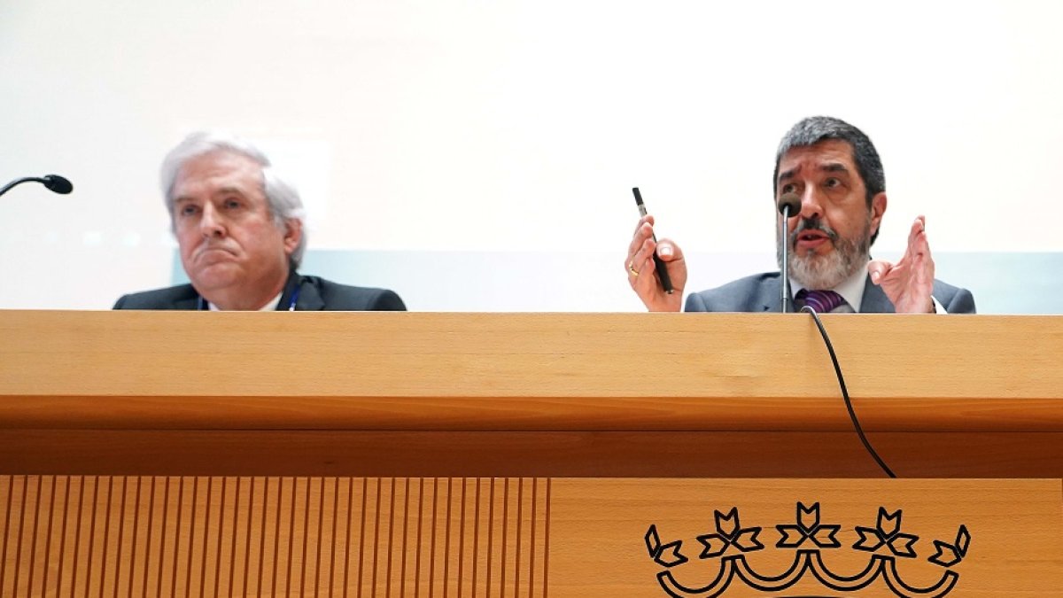 Alfonso Montero, a la izquierda, en una imagen de archivo, junto a Manuel Mitadiel, gerente del Sacyl. ICAL