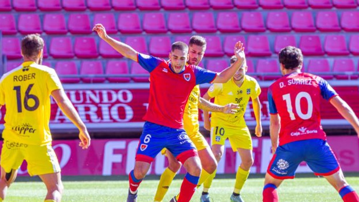 Mateo Arellano en el encuentro ante el Formentera en Los Pajaritos que ganó 2-1 el Numancia. MARIO TEJEDOR