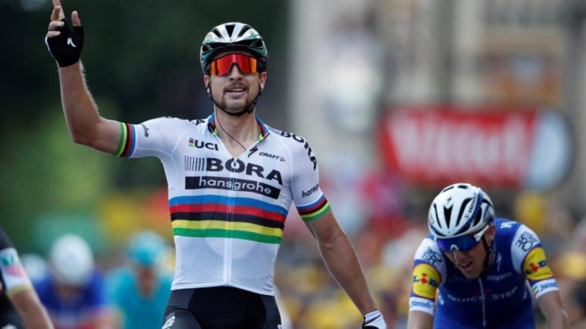 Sagan gana la tercera etapa del Tour.-REUTERS / CHRISTIAN HARTMANN
