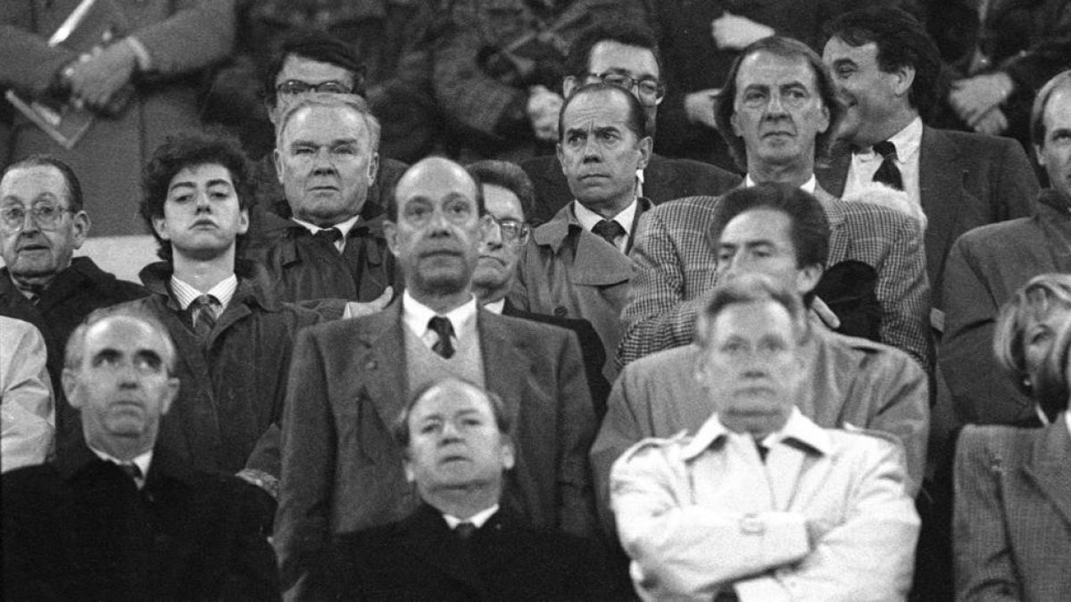 Fermín Ezcurra, a la izquierda, en el Camp Nou, en los años 80. En la fotografía, Ladislao Kubala, Luis Suárez, César Luis Menotti, Josep Lluís Núñez, Josep Lluís Vilaseca, Josep Pulido y Francesc Casals.-/ VILAPRINYÓ