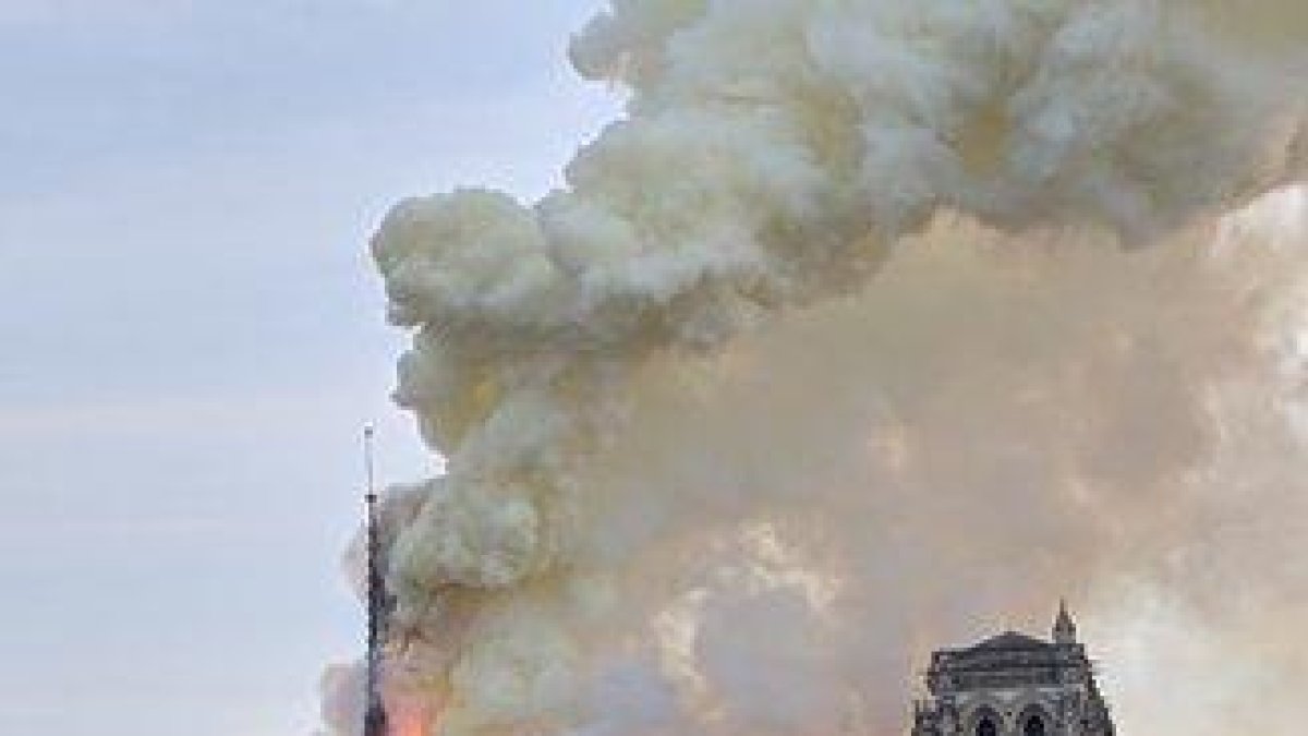 Incendio en Notre Dame.-LAURA JANÉ