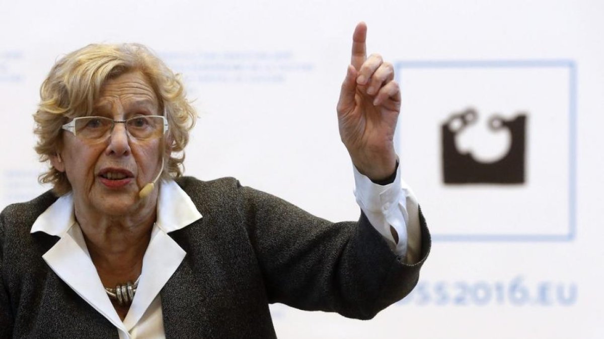 La alcaldesa de Madrid Manuela Carmena  durante su intervención un encuentro de regidores municipales por la paz.-JAVI ETXEZARRETA (EFE)