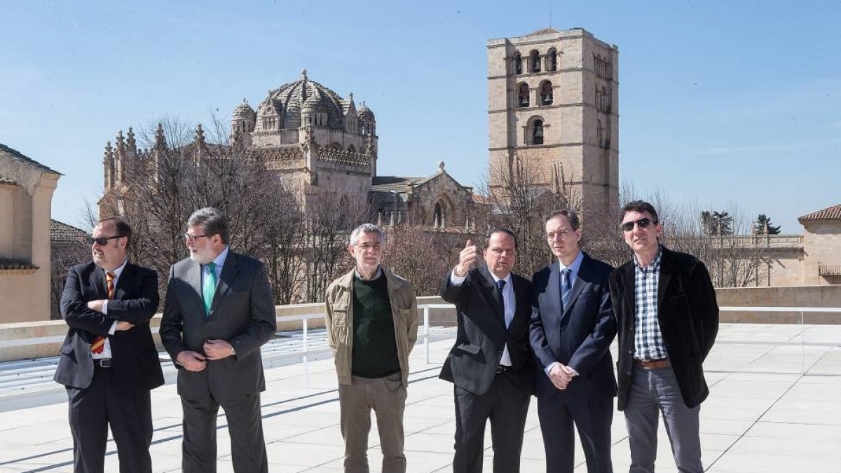 La Mesa de Gobierno del CES, integrada por su presidente, Germán Barrios, el presidente de Cecale, Santiago Aparicio, el secretario general de UGT en Castilla y León, Agustín Prieto, y el secretario general de CCOO Castilla y León, Ángel Hernández, se reú-Ical