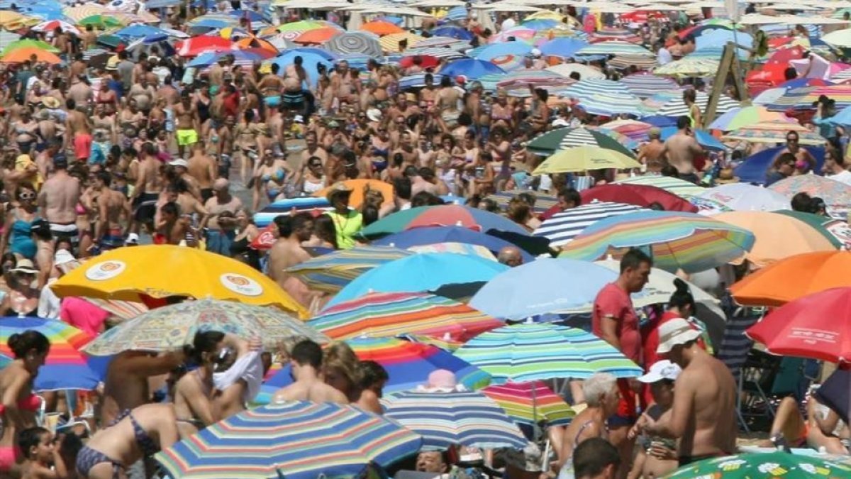 La playa de Levante de Salou repleta de turistas, en una imagen de archivo.-JAUME SELLART