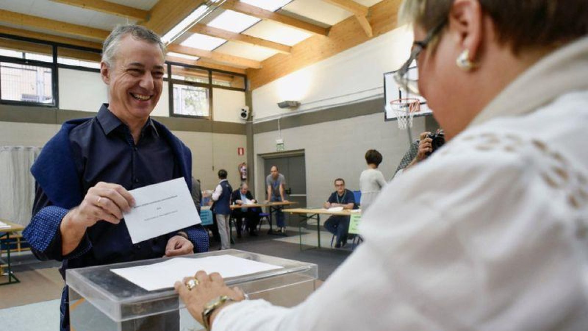 Urkullu, al depositar su voto en un colegio electoral de Durango (Vizcaya).-Miguel Toña / EFE