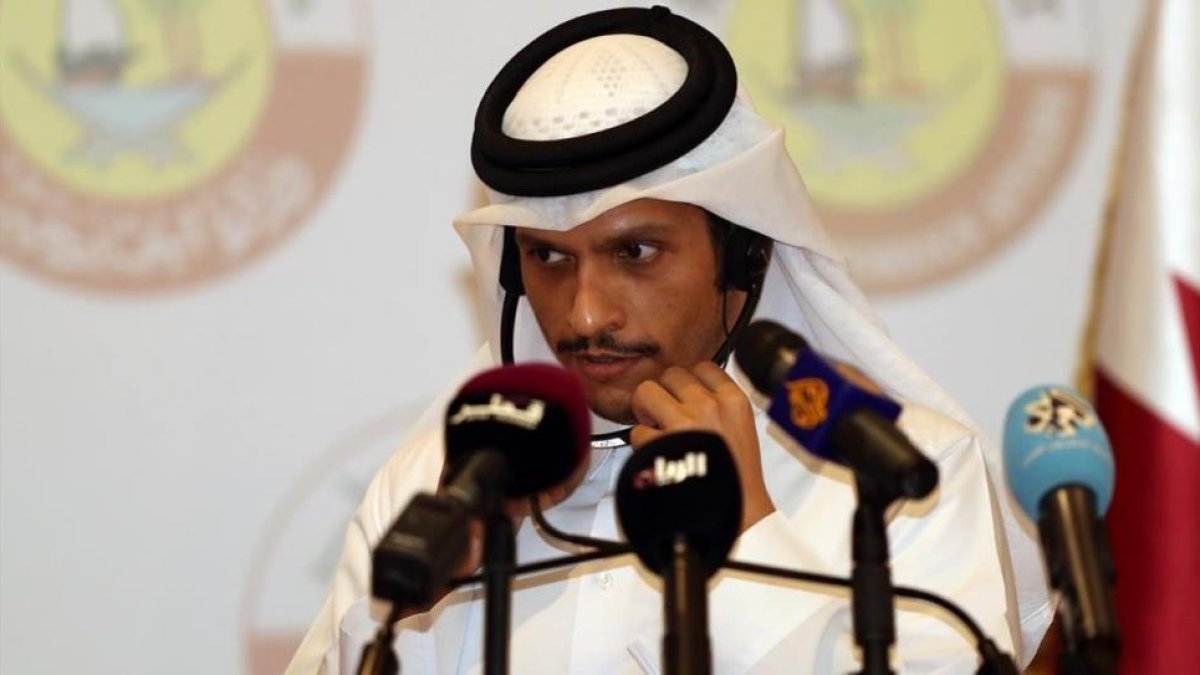 El ministro de Exteriores qatarí, Mohamed bin Abderrahman Al Thani, en una rueda de prensa, este martes.-AFP
