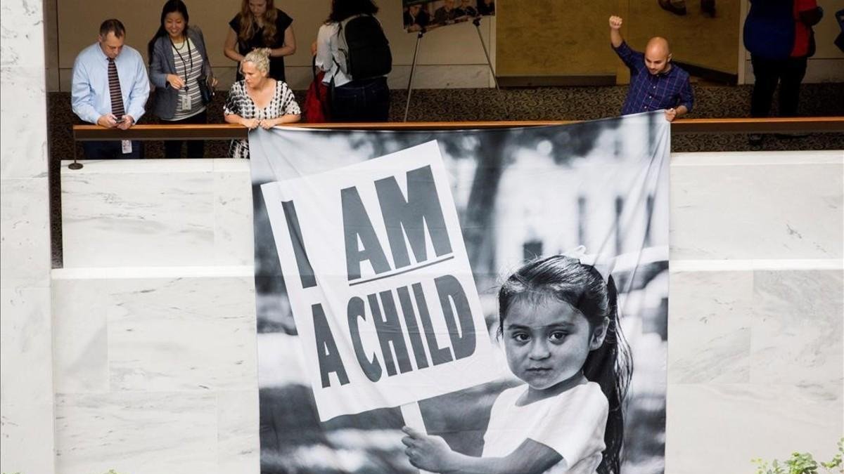 Participantes en una protesta para demandar a Trump la reunificación de las familias de inmigrantes separadas en la frontera, este jueves, en Washington. /-MICHAEL REYNOLDS (EFE)