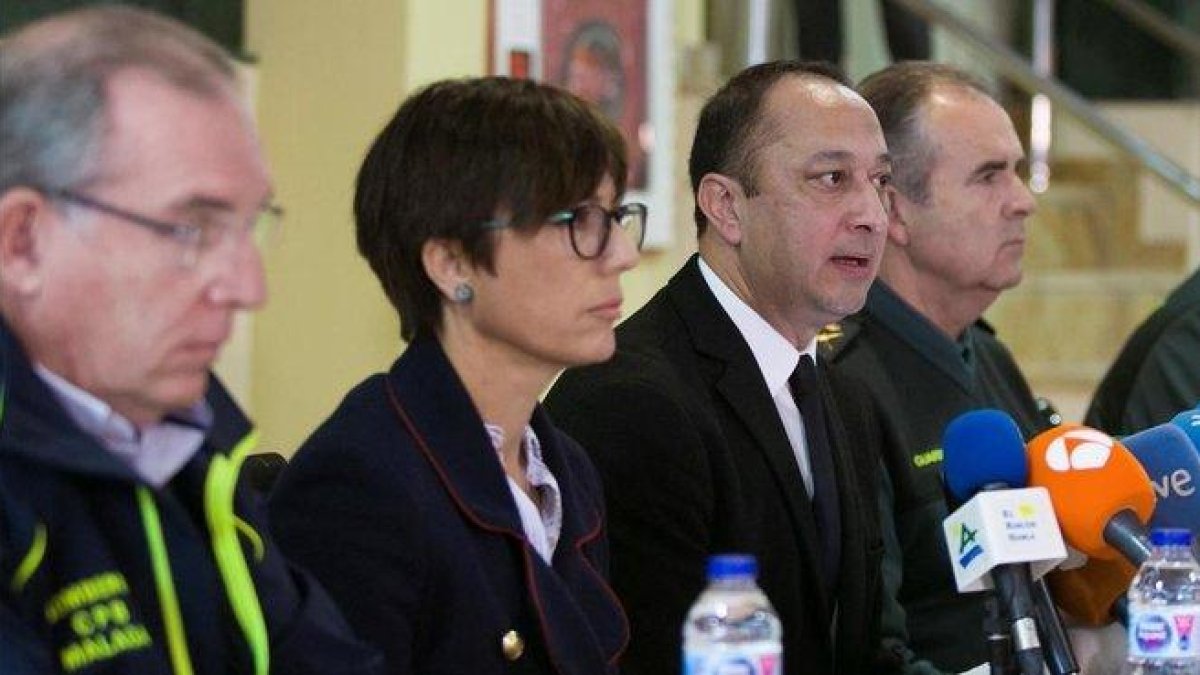 María Gámez, la segunda por la izquierda, en una rueda de prensa por el ’caso Julen’.-EFE / ÁLVARO CABRERA