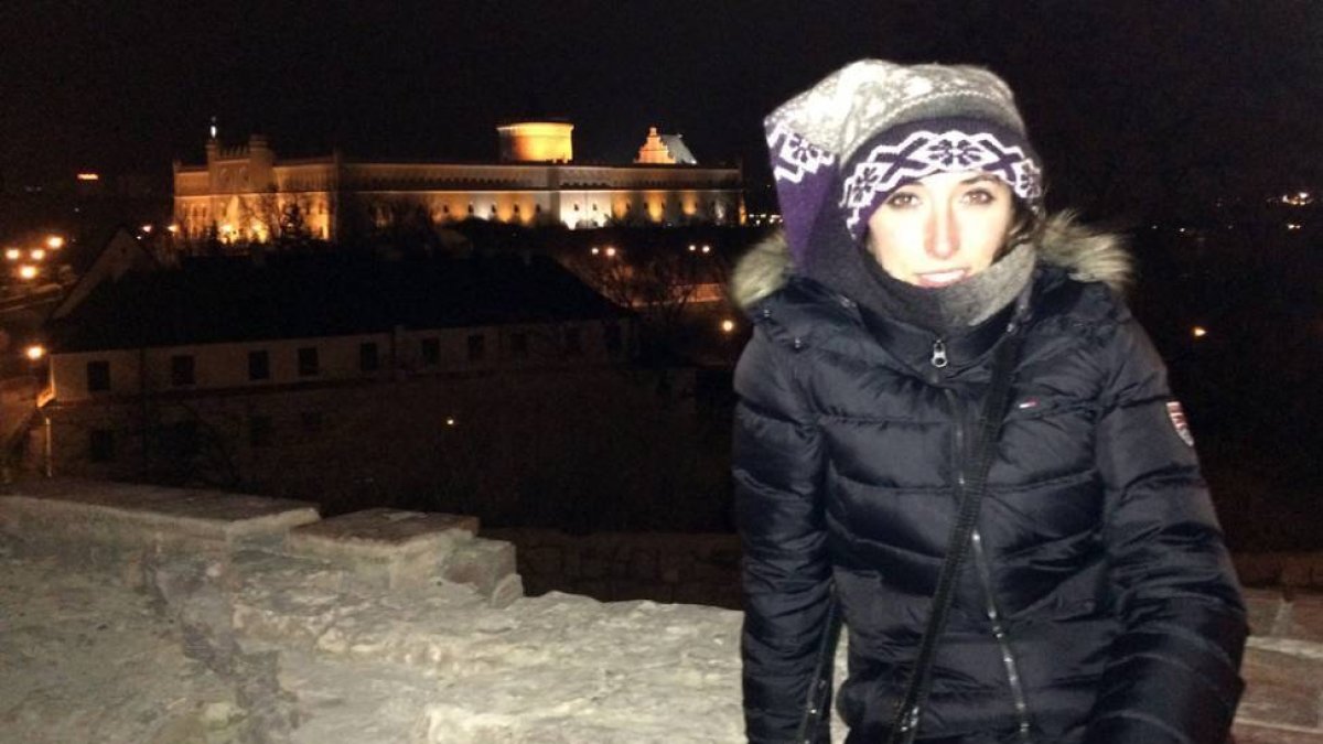 La estudiante soriana Paula Lafuente con el castillo de Lublin de fondo.-