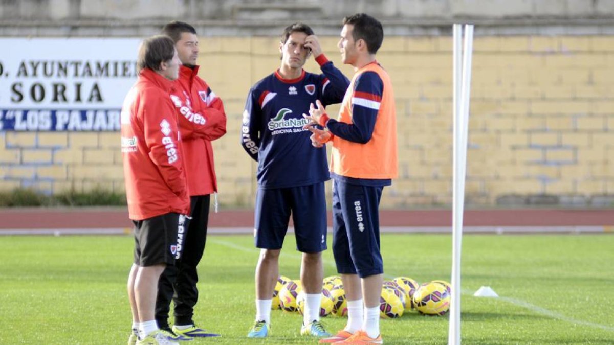 Anquela, Cano y los capitanes Del Pino y Julio Álvarez cambian impresiones en el entrenamiento de ayer por la tarde.-Álvaro Martínez