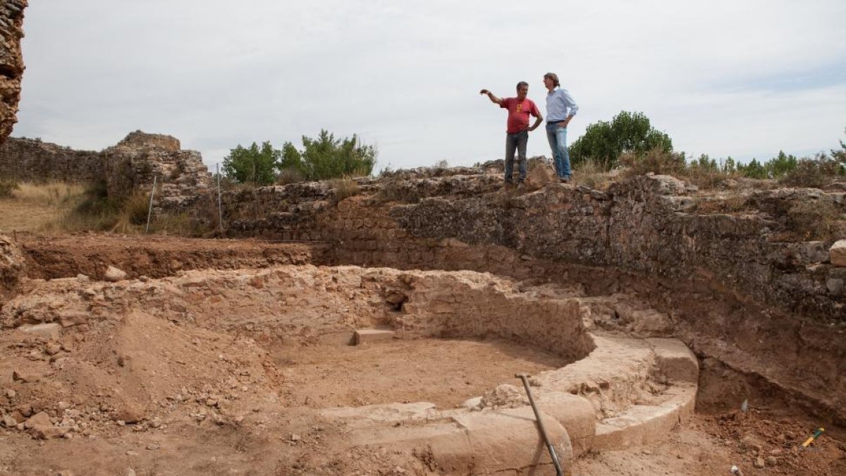 El alcalde de Soria visita las excavaciones arqueológicas en la Iglesia de San Ginés en Soria dentro del programa Soria Oculta.-ICAL