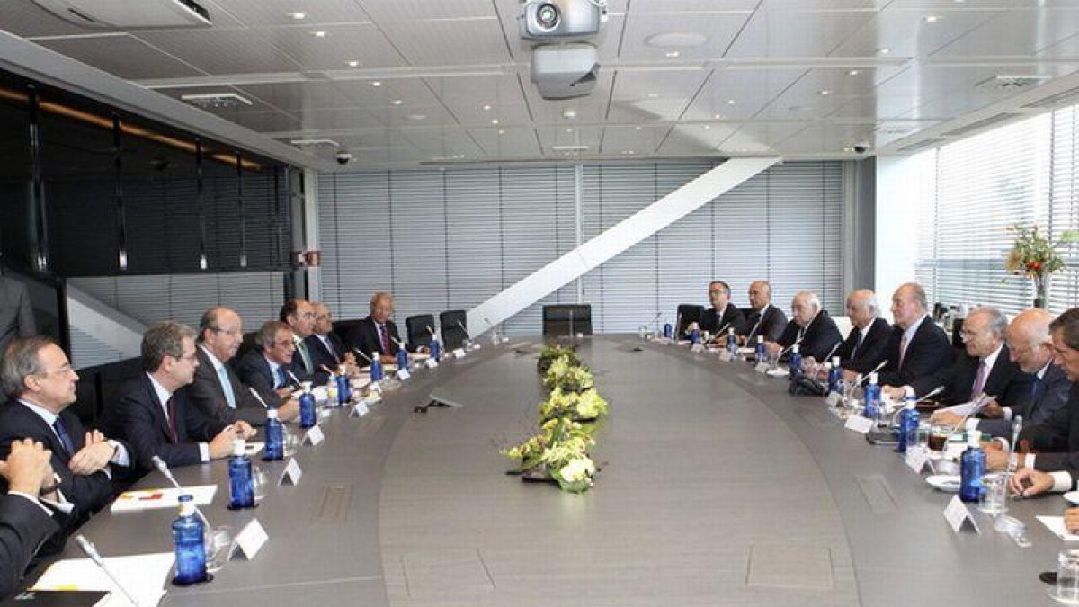 Los miembros del Consejo Empresarial para la Competitividad con el rey Juan Carlos en agosto del 2008.-EFE
