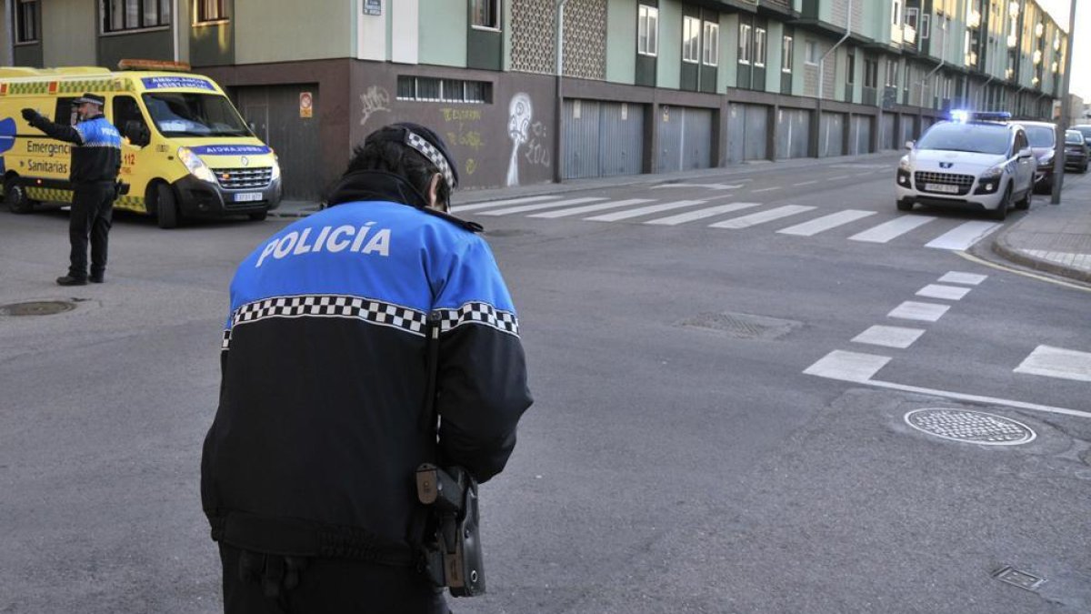 La Policía Local en una intervención.-Valentín Guisande