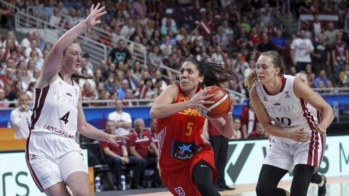 Cristina Ouviña encara a Paula Strautmane en el Letonia-España.-TOM KALNINS (EFE)