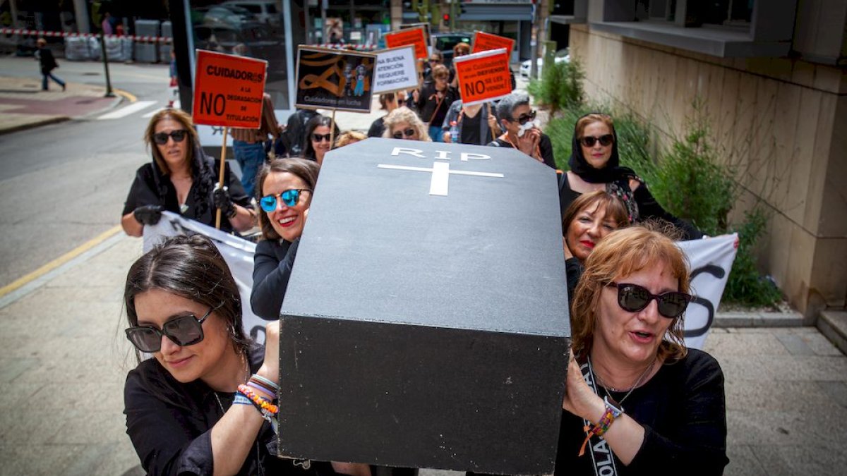 <p>El <strong>colectivo de cuidadoras (CTSA Cuidadores Técnicos Asistenciales de Soria)</strong> protestan ante los sindicatos y la Delegación Territorial de la Junta <a href=