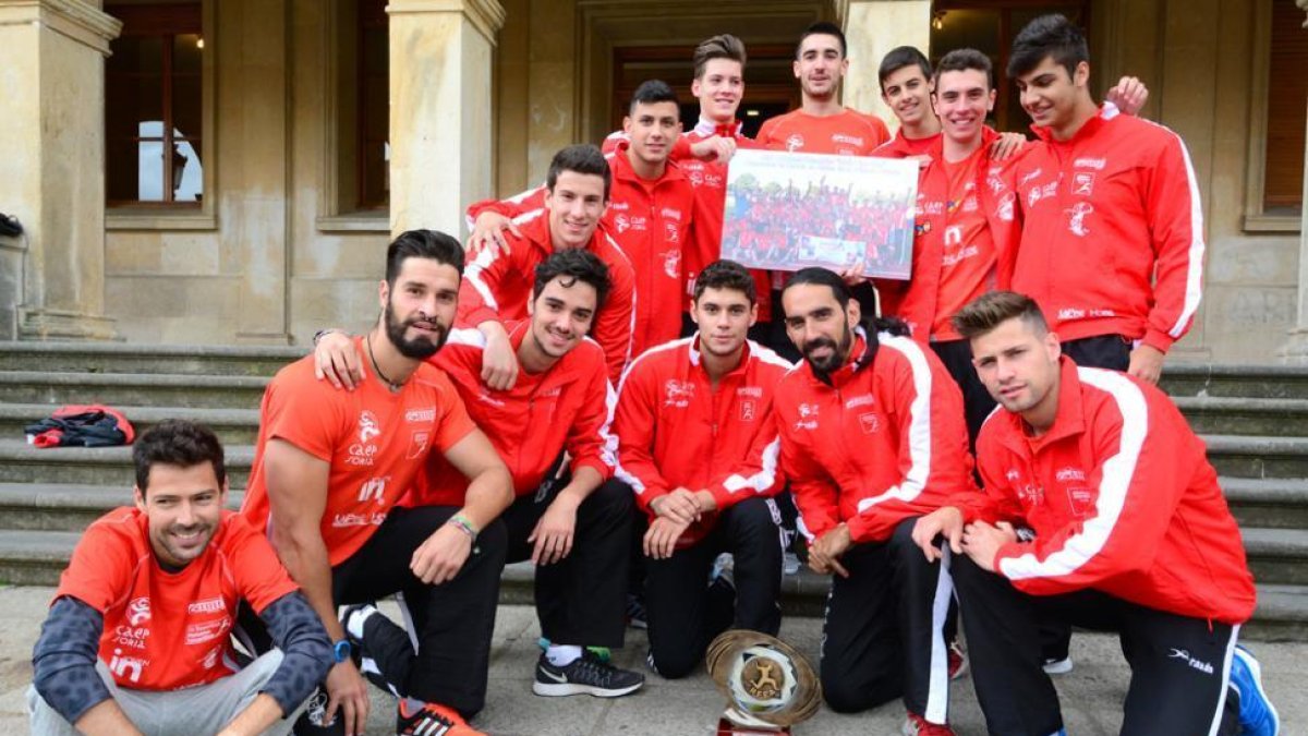 Los integrantes del Atletismo Numantino que ayer fueron recibidos en el Ayuntamiento de Soria.-Álvaro Martínez