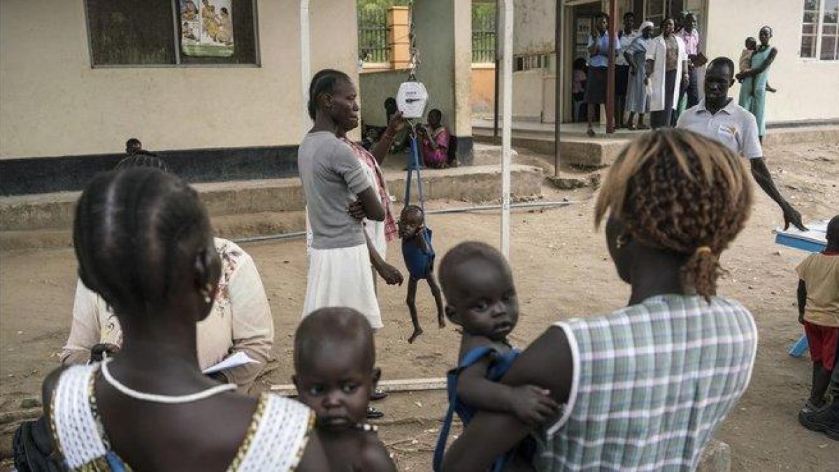 Mujeres africanas, con sus bebés.-AP