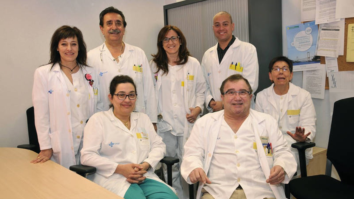 La mayoría de los miembros del equipo de Ginecología y Obstetricia del hospital Santa Bárbara, con el jefe de Servicio, el doctor Peñuelas, segundo por la izq. / V.GUISANDE-