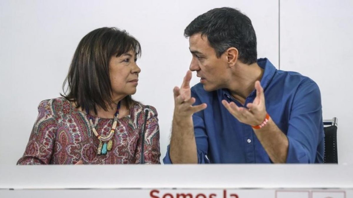 Pedro Sánchez habla con la presidenta del PSOE, Cristina Narbona, en la sede del partido .-EFE / EMILIO NARANJO