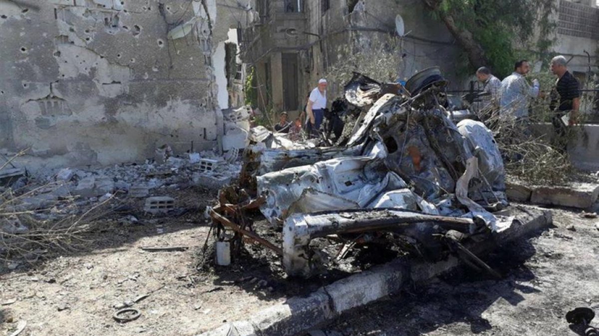 Estado en que ha quedado uno de los coches que ha explotado en Damasco, Siria.-REUTERS / SANA