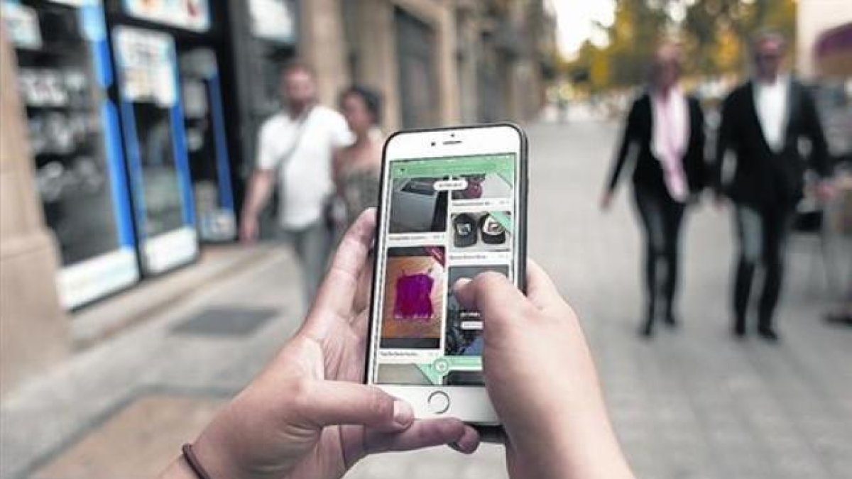 Una usuaria consulta la aplicación Wallapop.-CECILIA DE FÁTIMA