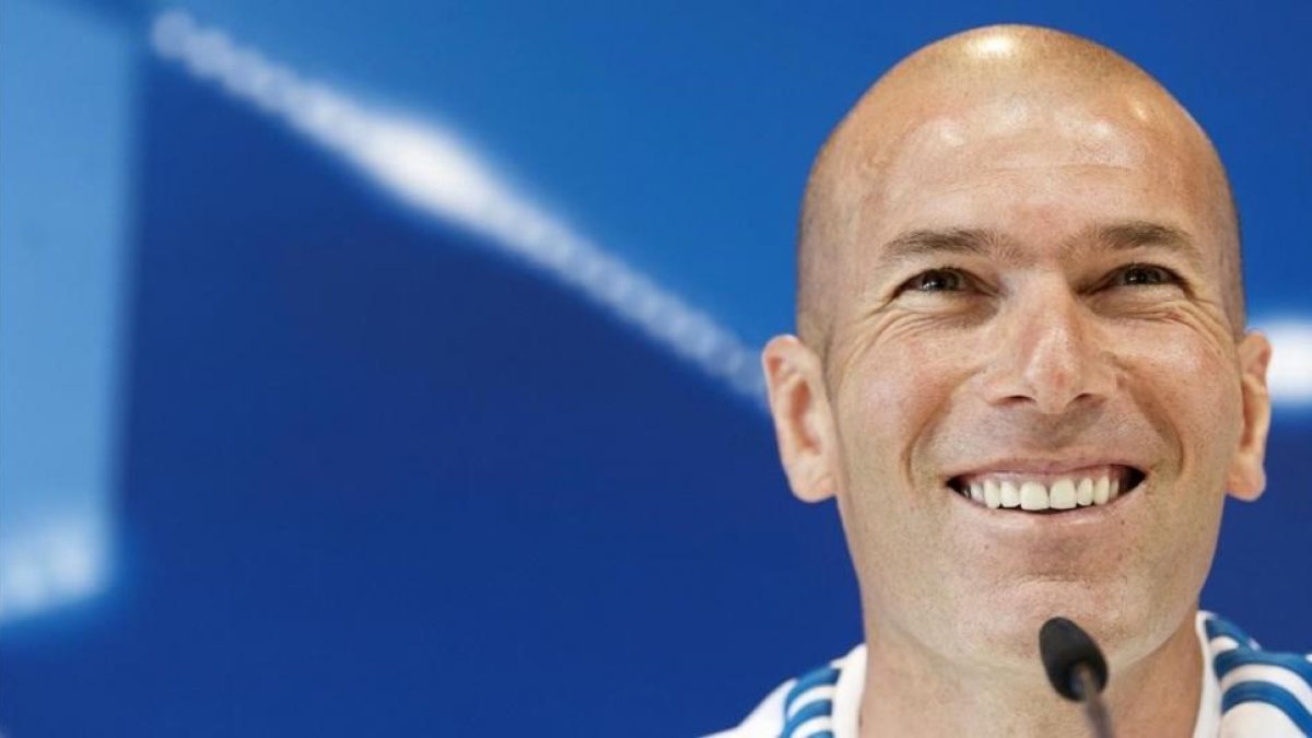 Zinedine Zidane, durante la rueda de prensa del pasado martes en Valdebebas.-AP / DANIIEL OCHOA DE OLZA