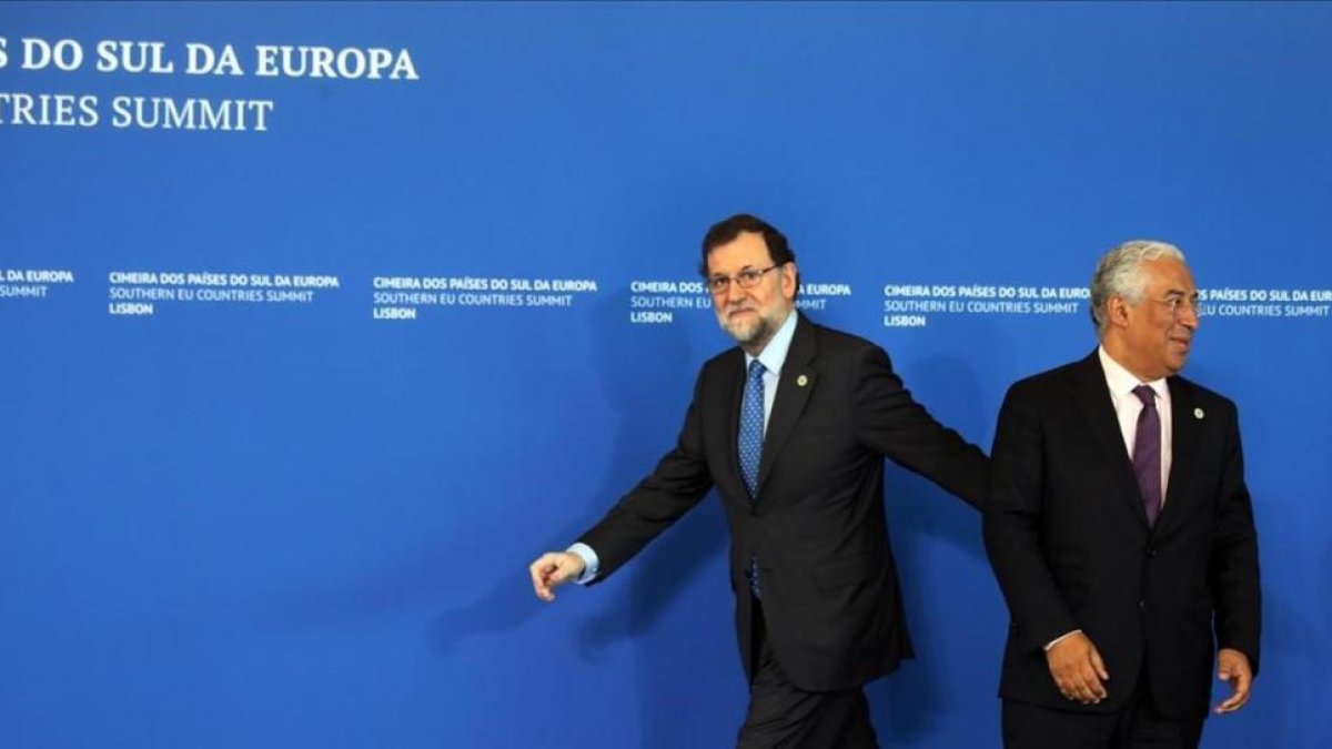Mariano Rajoy con el primer ministro portugués, António Costa, durante la anterior cumbre de los países del sur, que se celebró el 28 de enero en Lisboa.-EFE / ANDRE KOSTERS