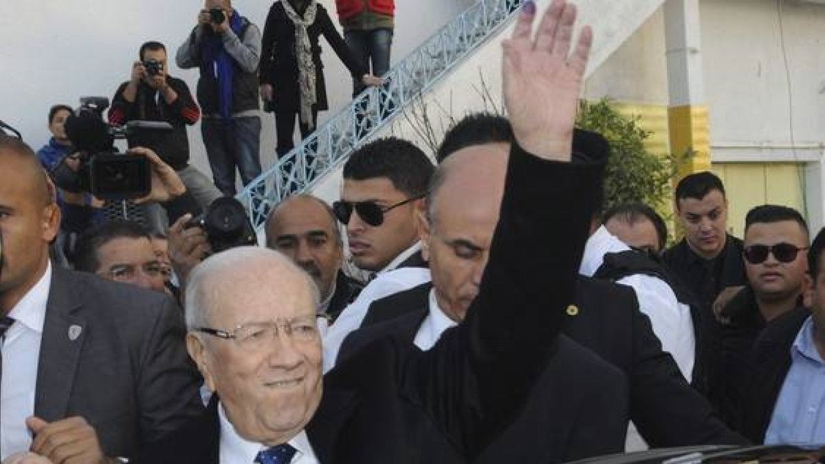 Beji Caid Essebsi saluda a unos simpatizantes, este domingo.-Foto: STR/EFE