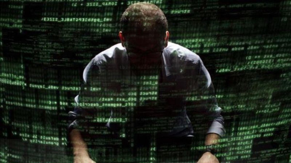Silueta de un hacker.-EL PERIÓDICO