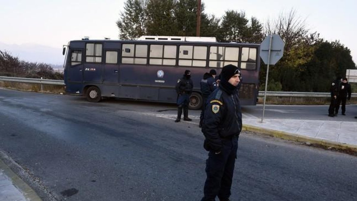 Policías griegos junto a la frontera con Macedonia.-AP / GIANNIS PAPNIKOS
