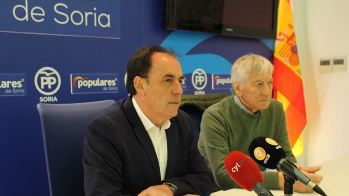 En primer término, el presidente del PP, Benito Serrano, junto a José Luis Campos.-HDS