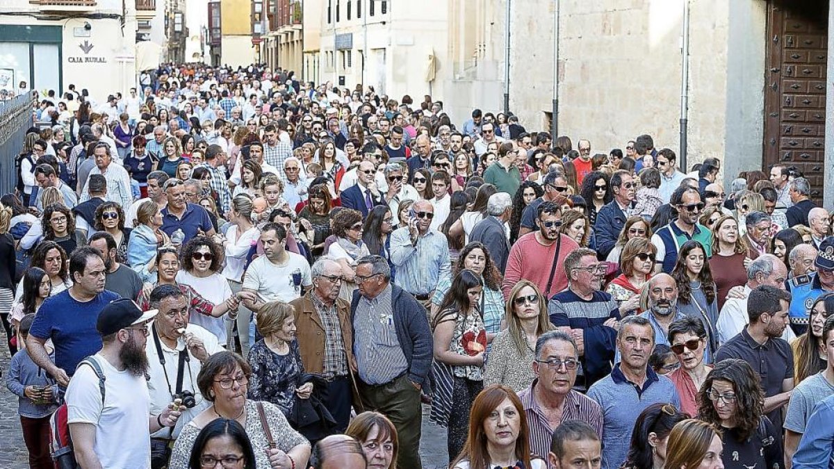 Visitantes abarrotan una calle en la pasada Semana Santa en la capital zamorana-ICAL