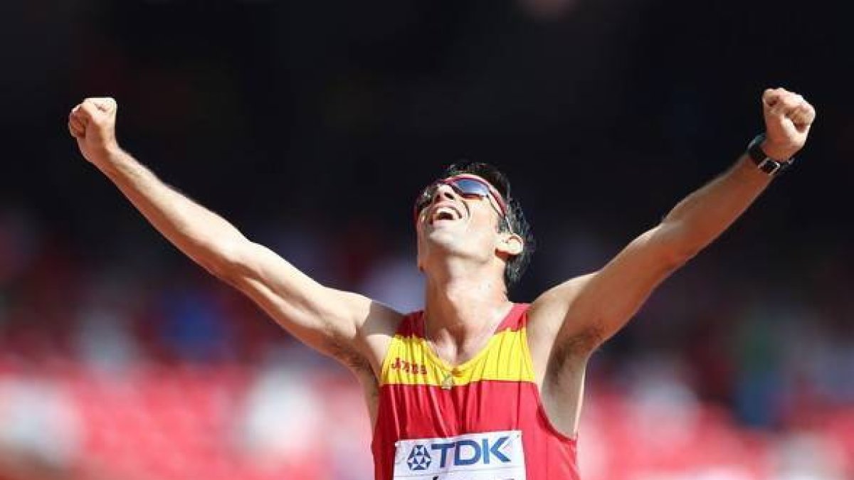 Miguel Angel López celebrando su victoria en los 20 km marcha, en los Mundiales de Atletismo de Pekín.-Foto:  EFE / SRDJAN SUKI
