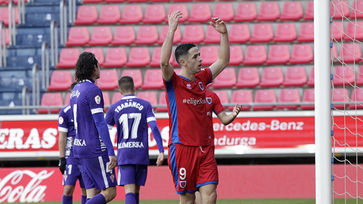 Asier Benito se lamenta de una ocasión fallida ante el Sporting B. LUIS ÁNGEL TEJEDOR