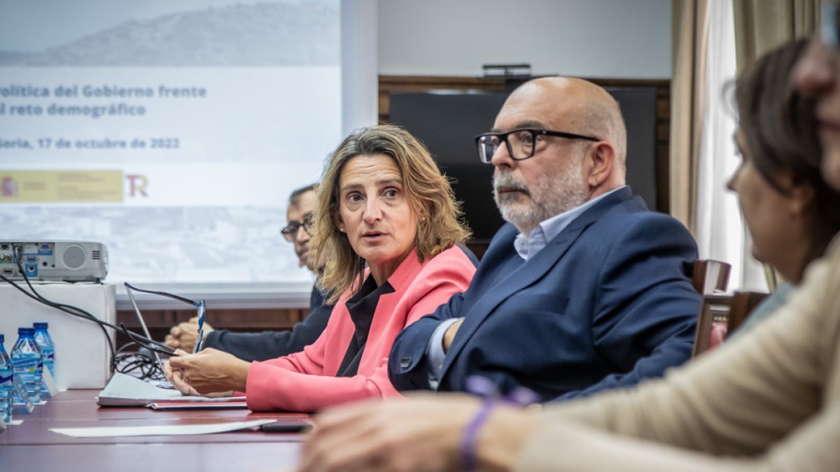 La ministra junto al subdelegado en la reunión mantenida ayer con los alcaldes. GONZALO MONTESEGURO