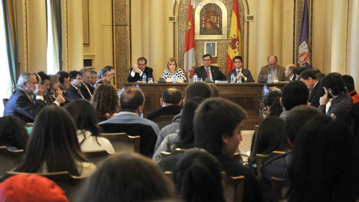 El concurrido Pleno de ayer gracias a la visita de los alumnos de tercero de ESO de Escolapias.-VALENTÍN GUISANDE