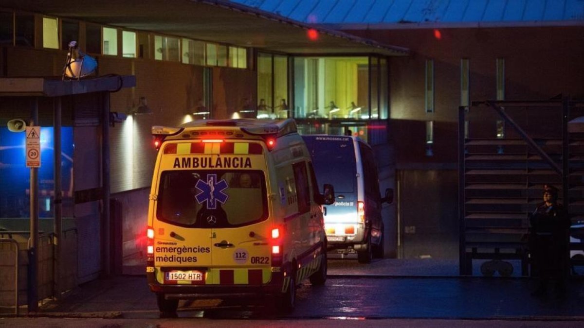La ambulancia que el lunes por la tarde trasladó a Millet y Montull entra en la prisión de Brians.-MARC VILA