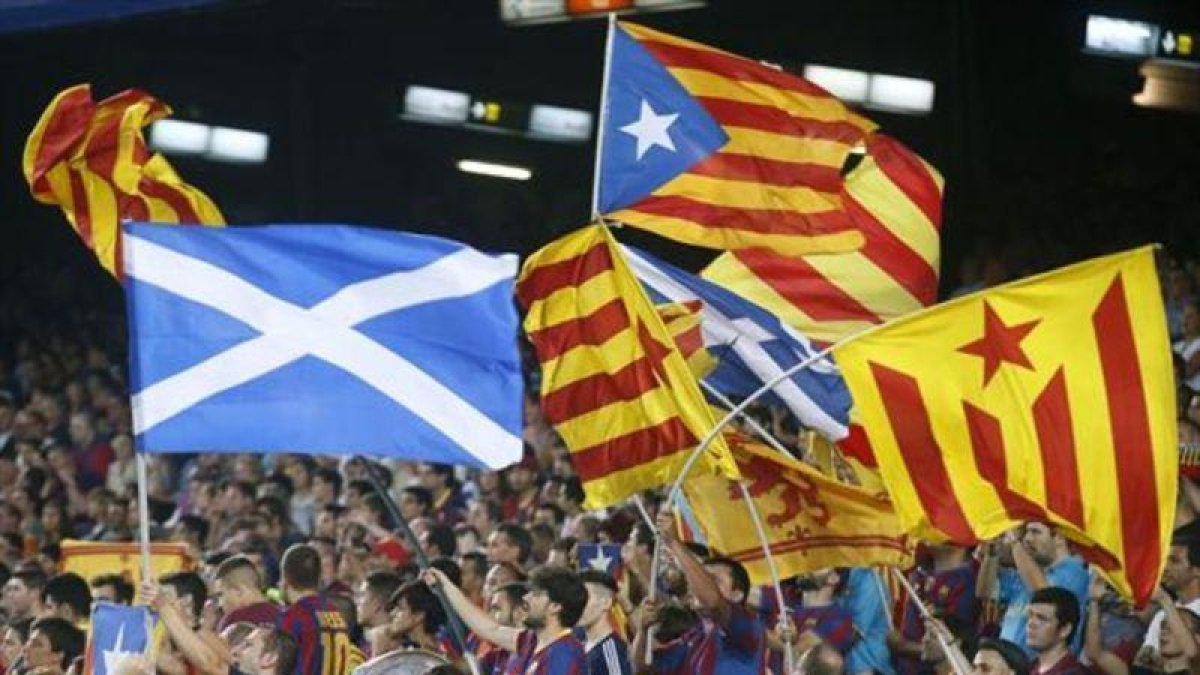 Banderas independentistas en un partido del Barça.-EL PERIÓDICO