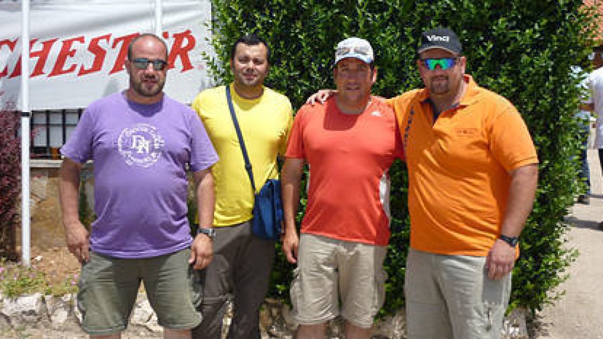 Juan Carlos Navarro, de naranja, junto a los competidores sorianos. / DELEGACIÓN SORIANA DE CAZA-