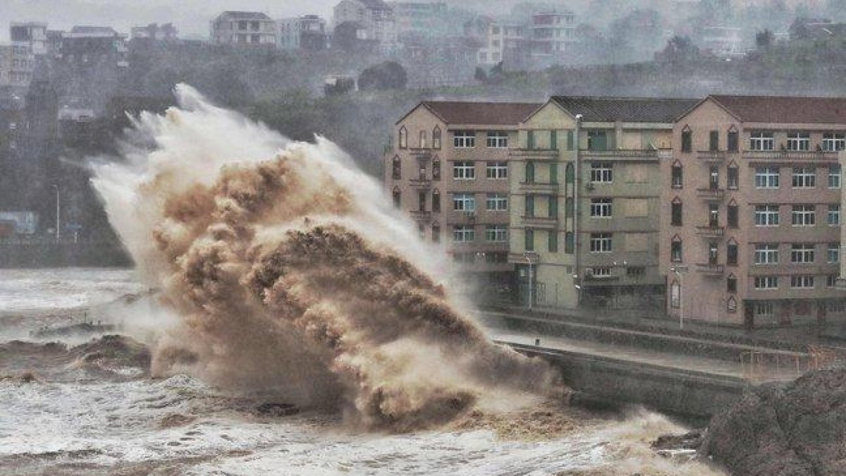 Olas gigantes se aproximan a edificios de Taizhou, en la provincia china de Zhejiang, afectada por el tifón ’Lekima’, este sábado.-AFP
