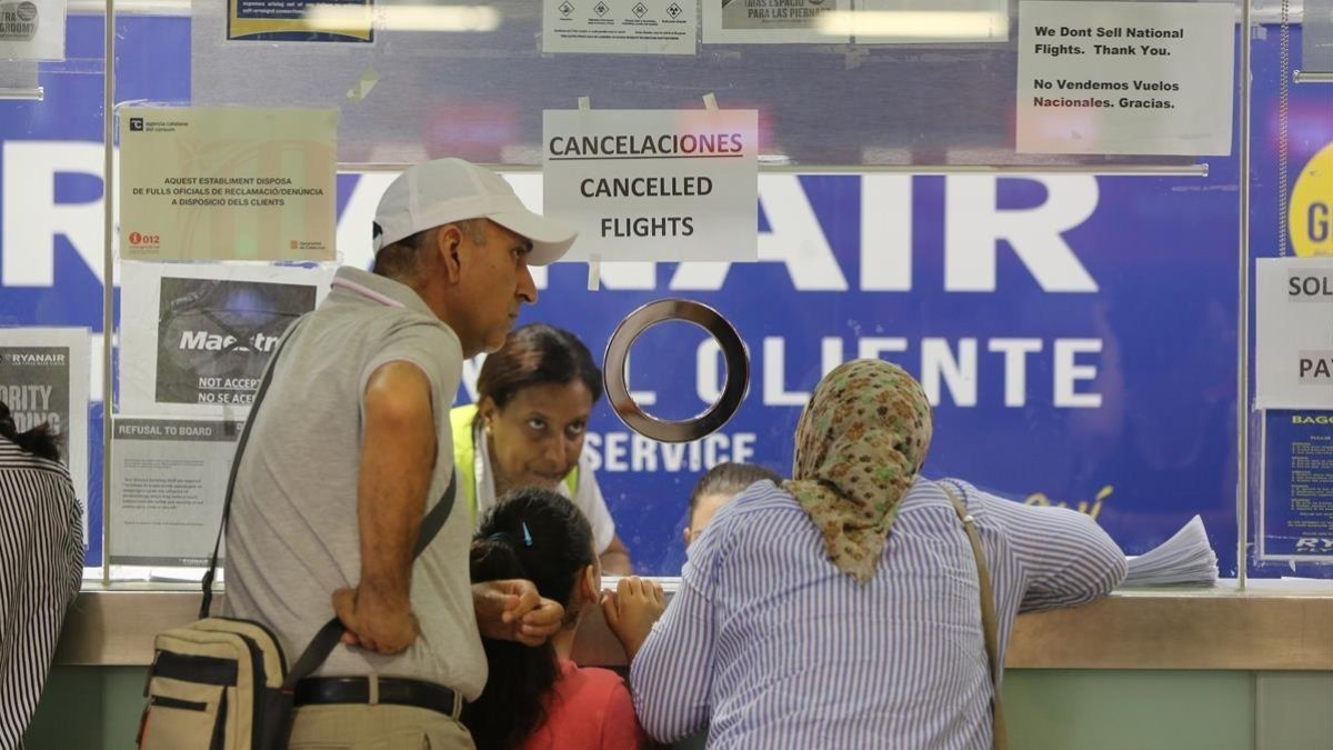 Mostradores de Ryanair en el aeropuerto de El Prat.-DANNY CAMINAL