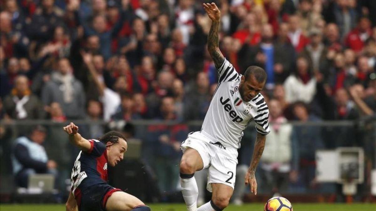 Dani Alves se ha fracturado el peroné.-AFP / MARCO BERTORELLO